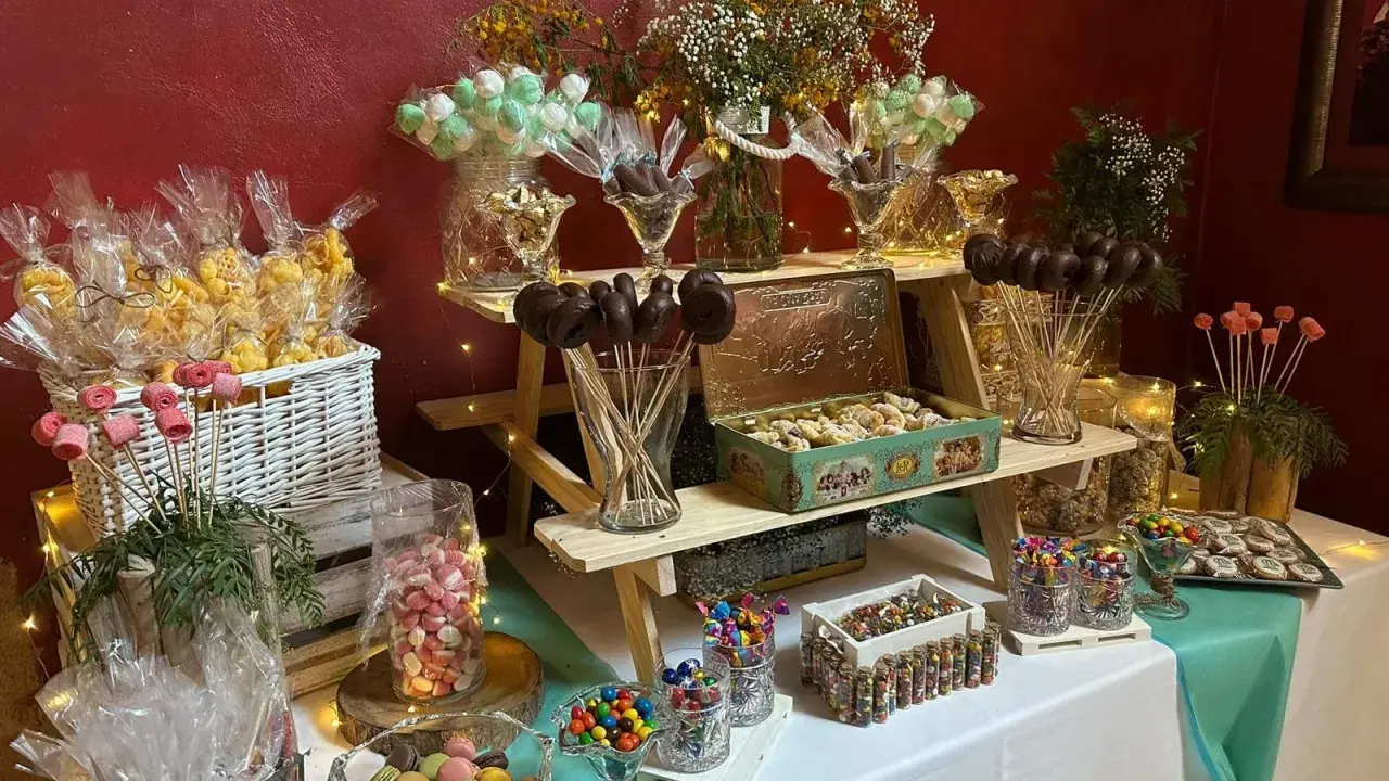 Mesa dulce para comunión de niño: palomitas, galletas, macarons, caramelos y cake pops. ¡Ideas dulces para un día especial!