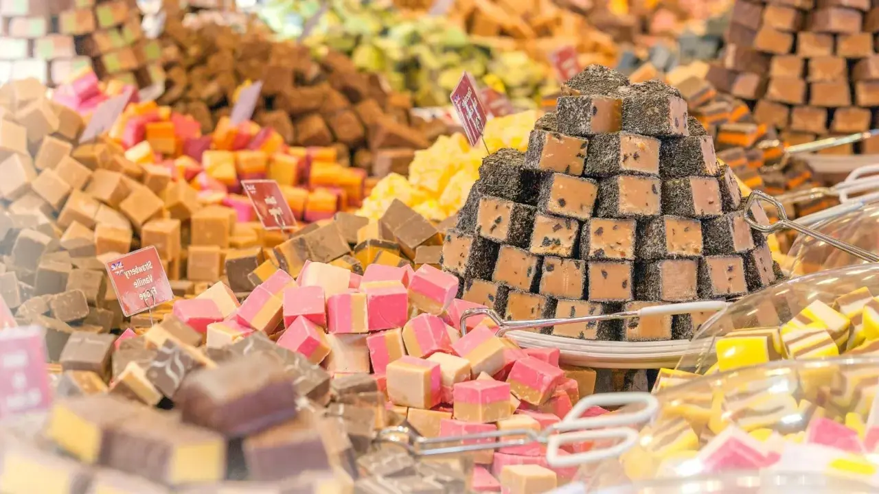 Montón de caramelos de antes, de diferentes sabores y colores, apilados en un puesto.
