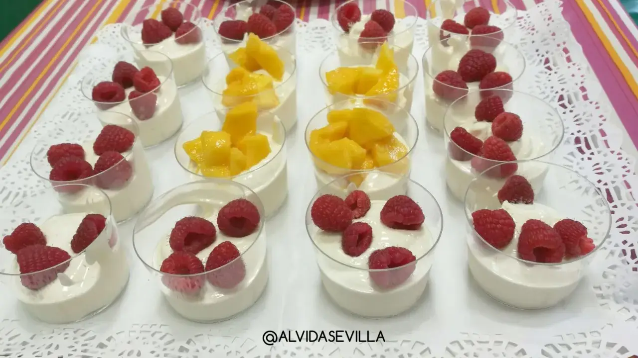 Deliciosos postres individuales con crema y frambuesas o mango, una alternativa chuches cumpleaños colegio perfecta.