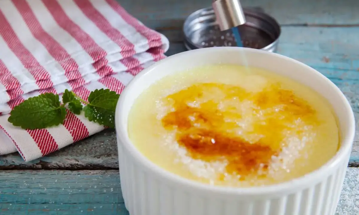 Crema catalana recién hecha con Thermomix, dorando el azúcar con un soplete. ¡Un postre perfecto!