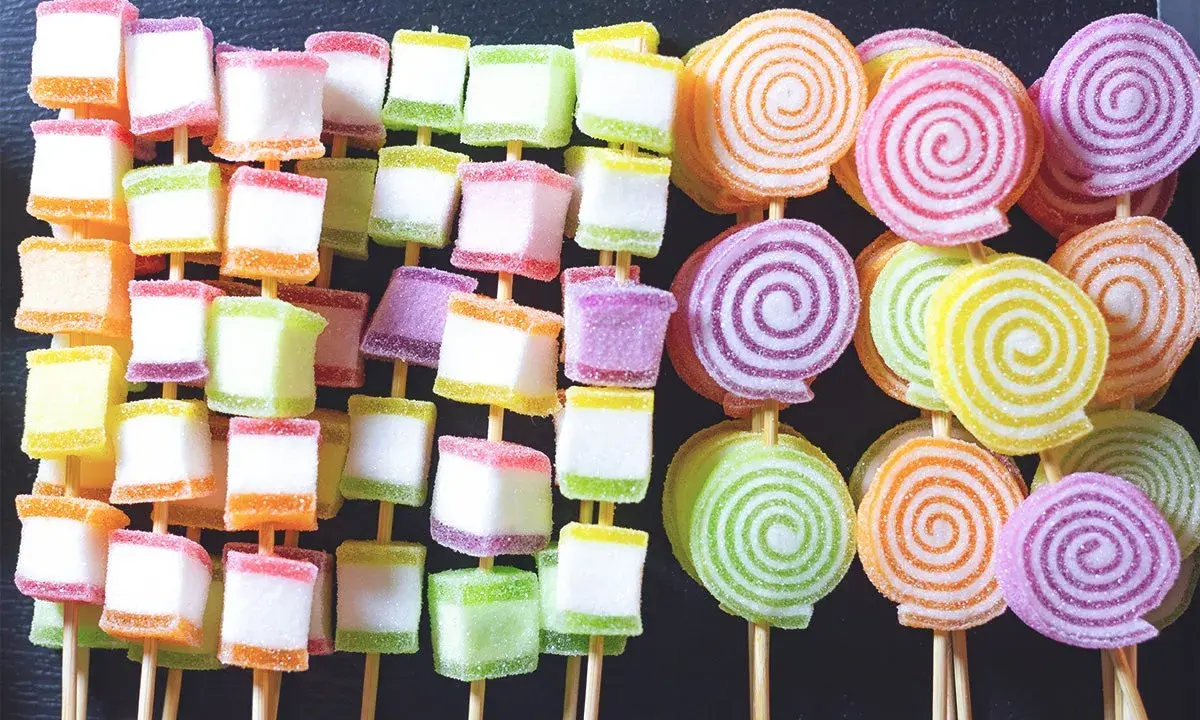 Un colorido ramo de chuches casero con nubes y gominolas en espiral, perfecto para una fiesta.