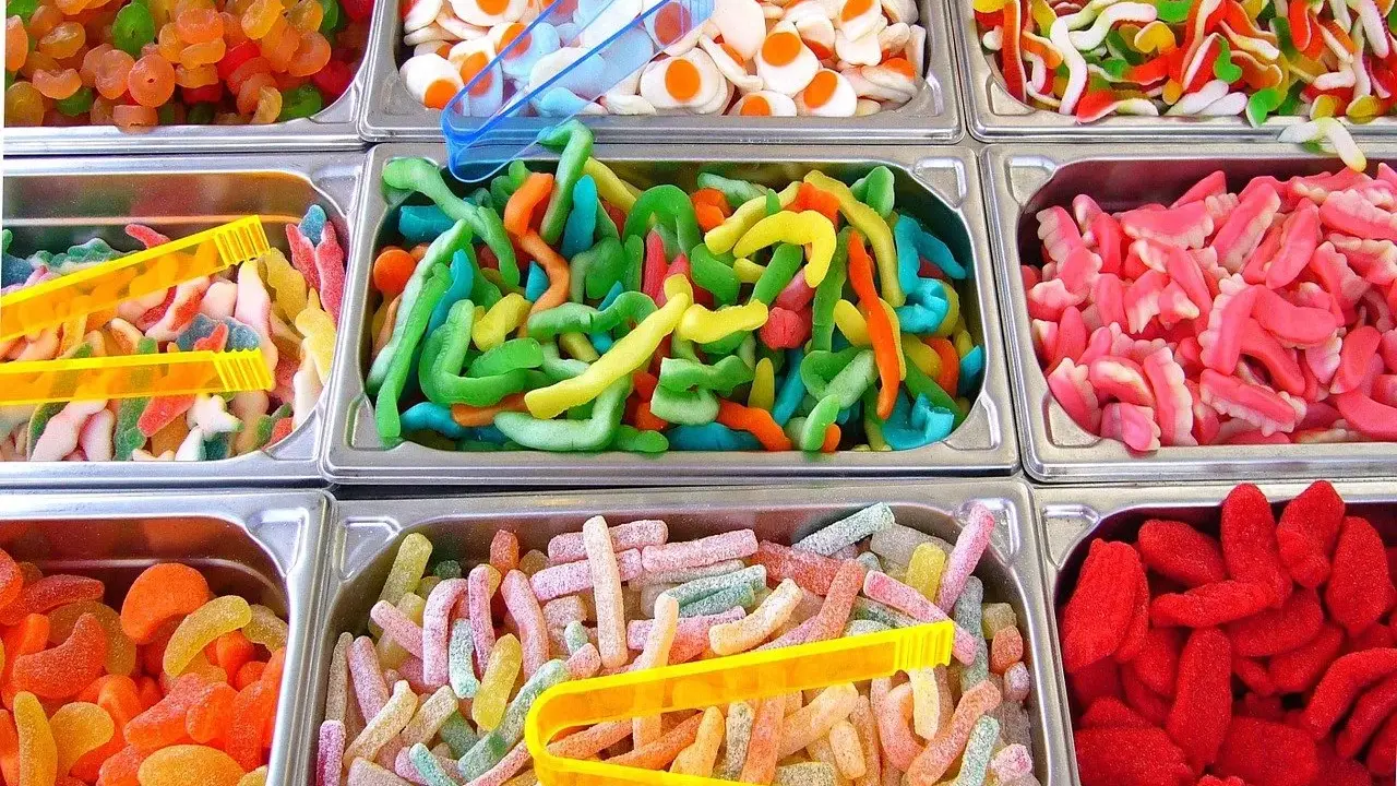 Variedad de tipos de xuxes: gusanitos de colores, dientes rosas, ositos blancos y naranjas, y más.
