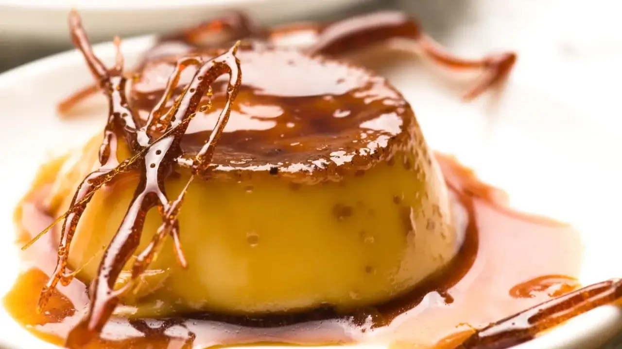 Delicioso flan de hielo con caramelo líquido y hebras crujientes de azúcar.