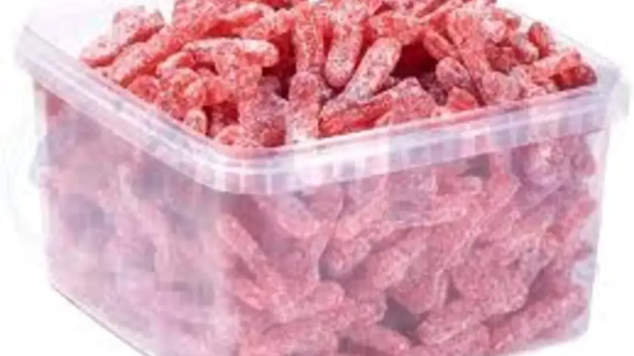 Un cubo transparente lleno de gominolas rojas con forma de gusano, cubiertas de azúcar. ¡Parecen la chuche más ácida del mundo!