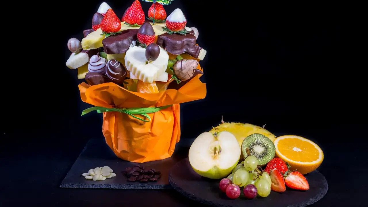 Un ramo de frutas y chocolates, una idea original de decoracion como presentar brochetas de frutas.