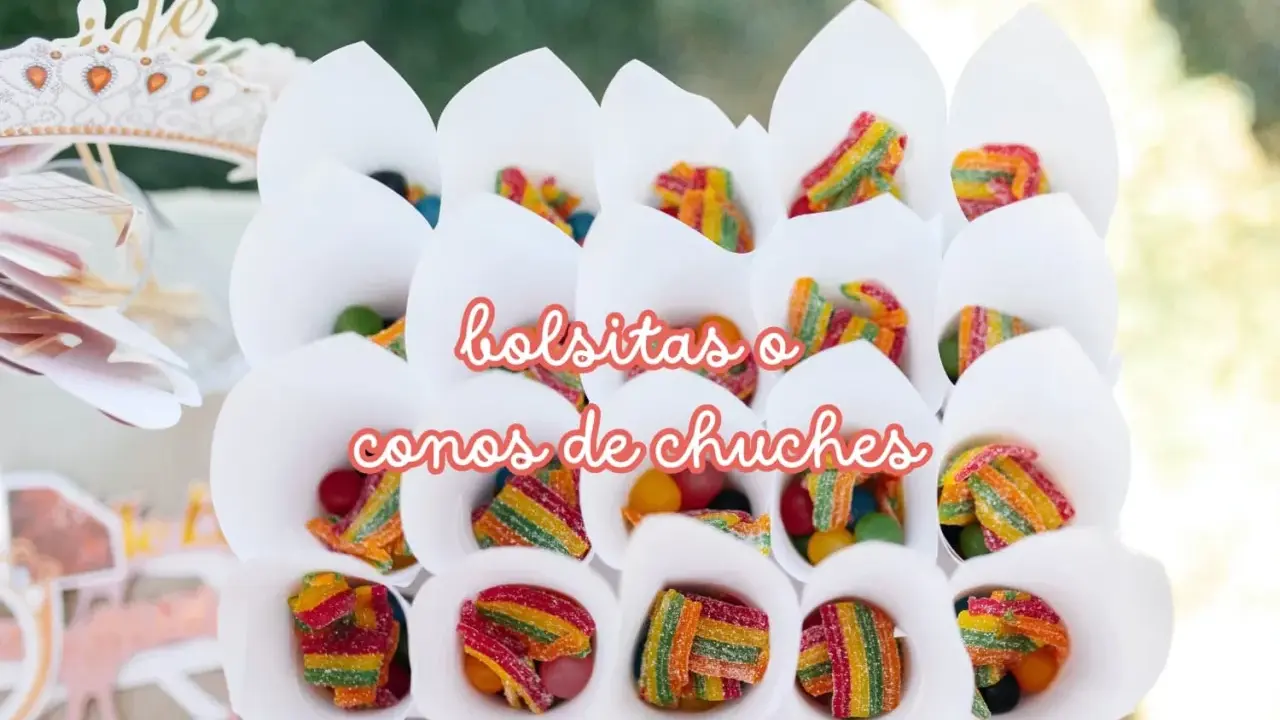 Conos blancos llenos de diferentes tipos de chuches, como gominolas arcoíris y bolitas de colores.