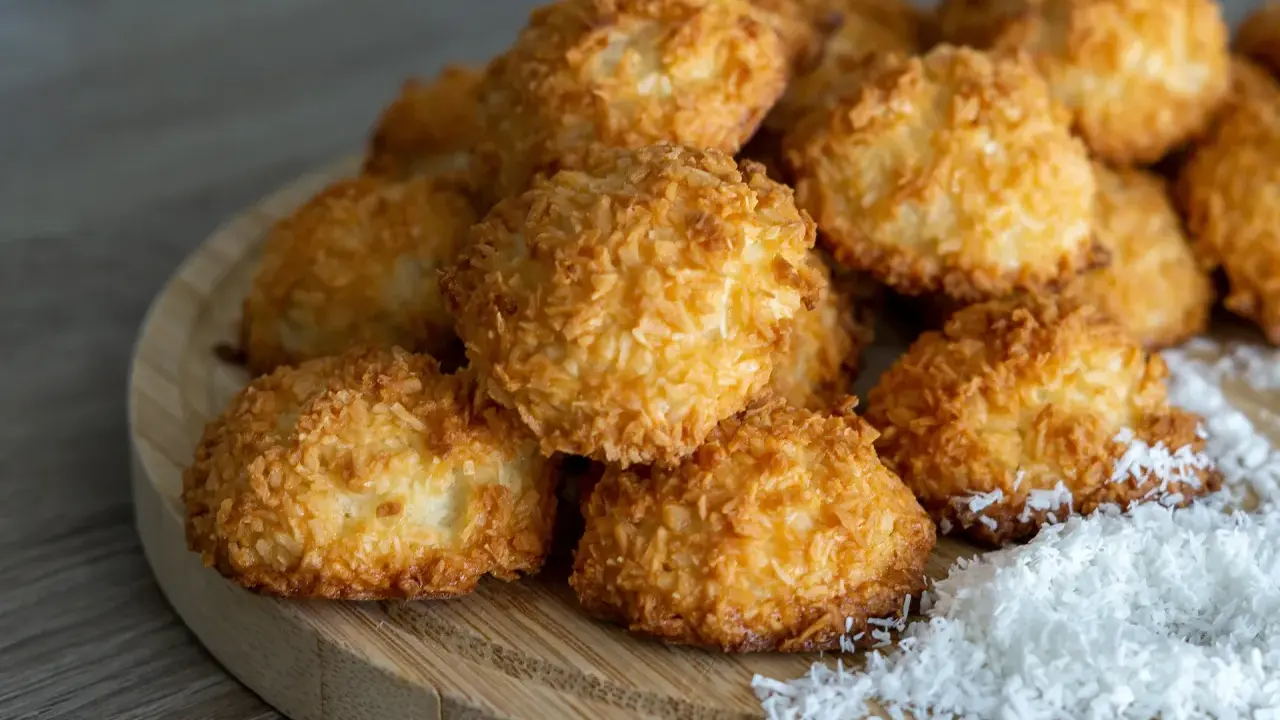 Montón de coquitos dorados y crujientes, perfectos para tu próxima receta de coquitos.