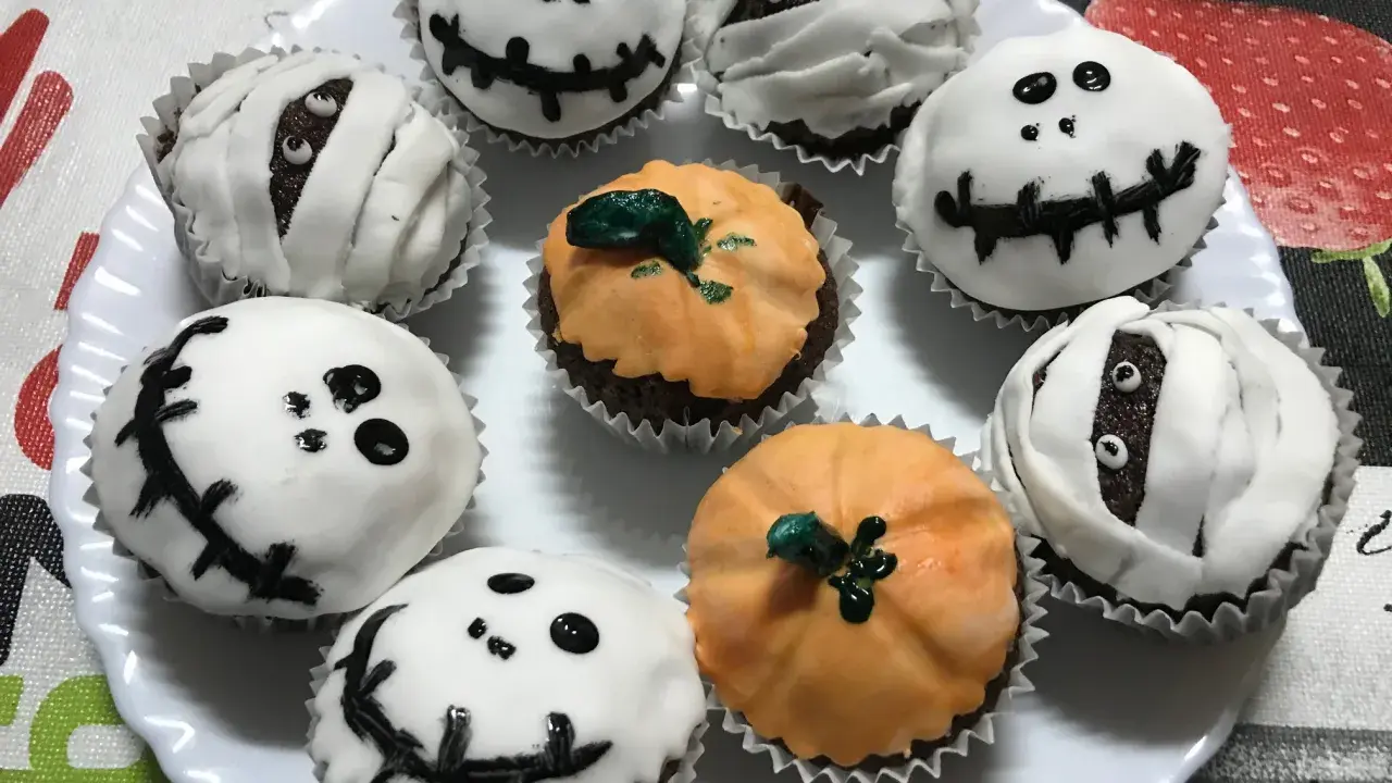 Deliciosas magdalenas de Halloween para niños: fantasmas sonrientes, momias aterradoras y calabazas. ¡Perfectas para una fiesta espeluznante!