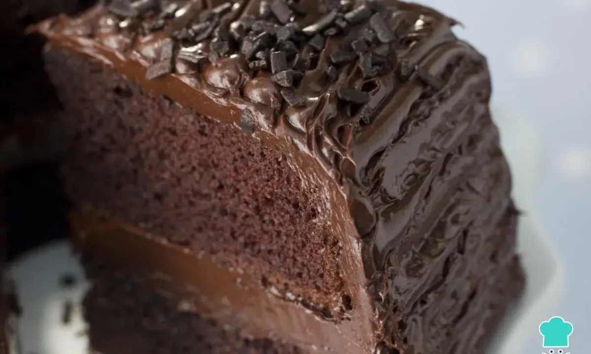 Una rebanada de coca de chocolate con glaseado cremoso y chispas oscuras. ¡Puro placer chocolatoso!