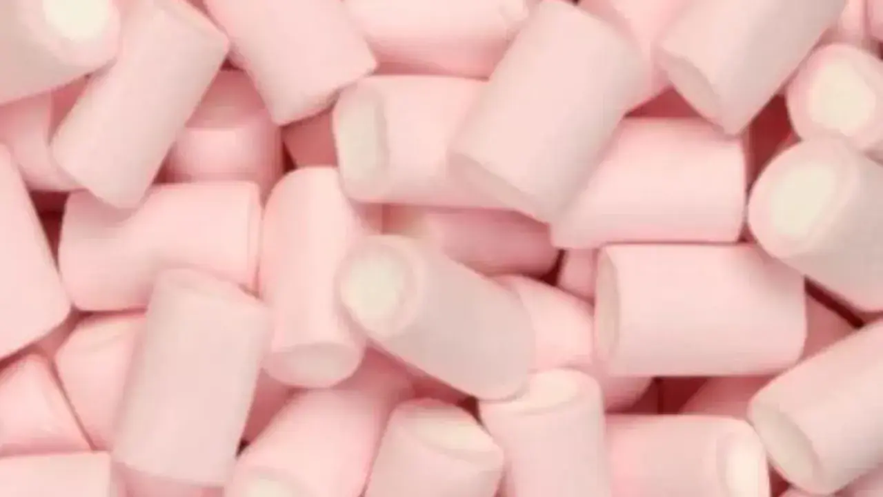 Montón de esponja chuche rosa, suaves y dulces, perfectas para una fiesta o un postre.