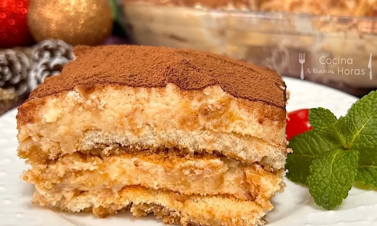 Delicioso tiramisú de turrón, con capas de bizcocho y crema, espolvoreado con cacao. ¡Un postre navideño irresistible!