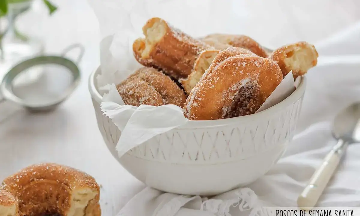 Roscos de Semana Santa azucarados en un cuenco blanco, listos para disfrutar.
