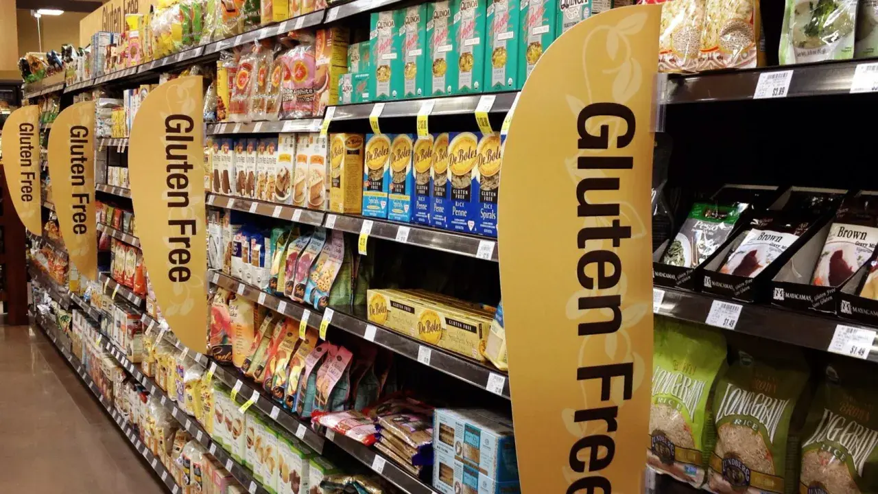 Estante de supermercado con productos sin gluten. Los mentos tienen gluten, pero aquí hay muchas opciones para evitarlo.