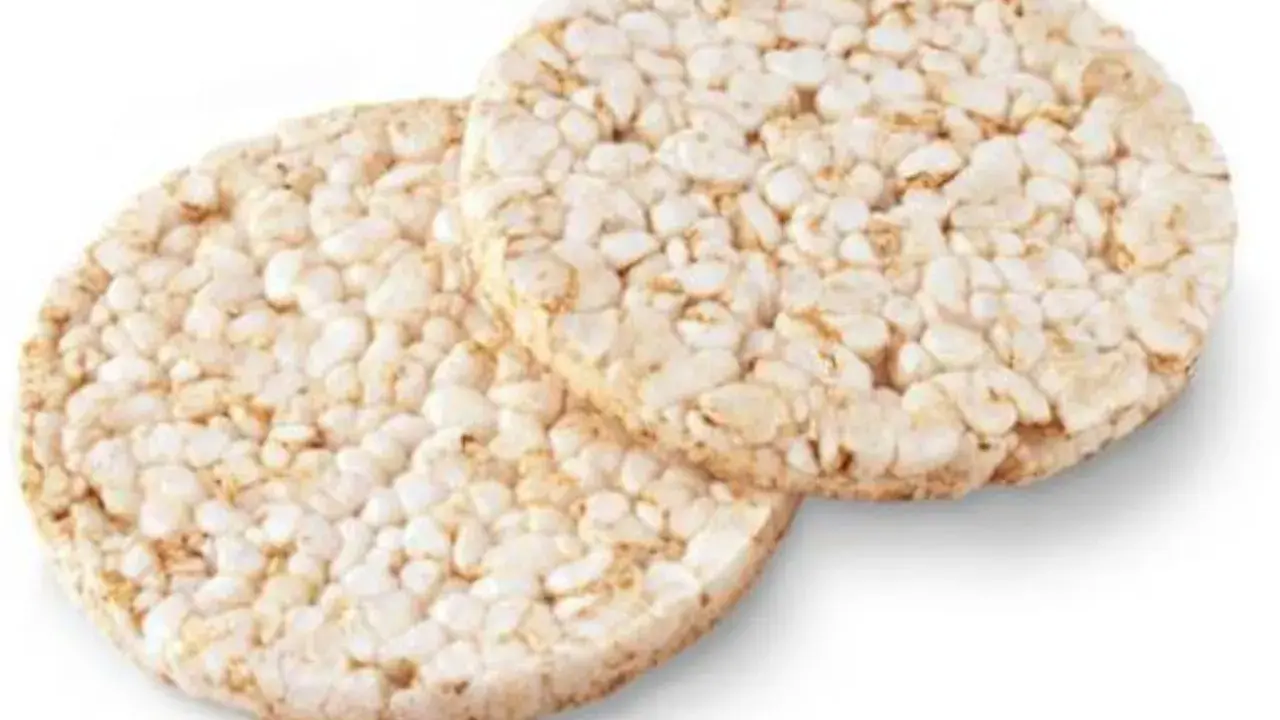 Dos tortitas de arroz inflado, crujientes y listas para untar.