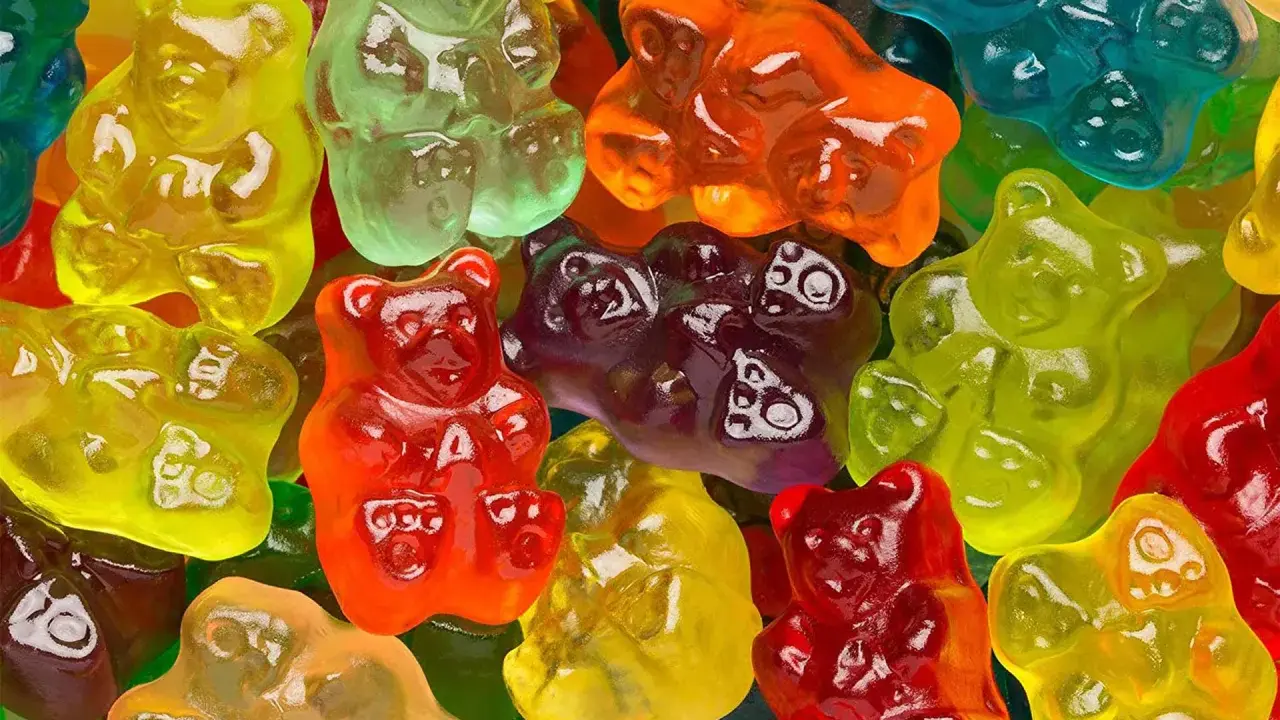 Ositos Haribo de colores vibrantes, un festín visual que evoca el origen de estas golosinas icónicas.
