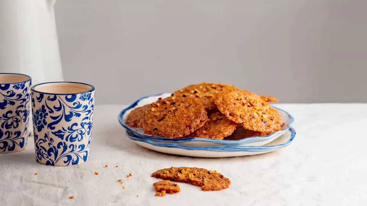 Deliciosas galletas de jengibre de Navidad, crujientes y doradas, con trocitos de frutos secos. Perfectas para acompañar un café.
