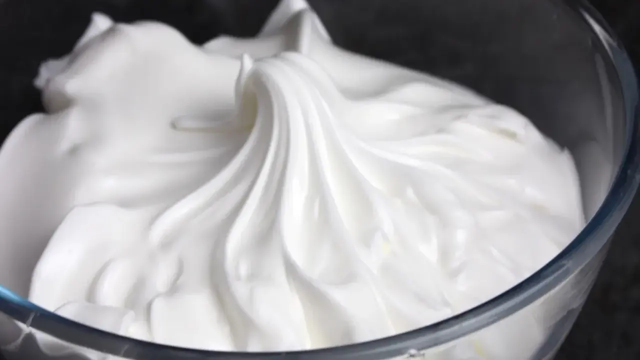 Merengue perfecto y esponjoso, listo para decorar postres. ¡La Thermomix lo hace fácil!