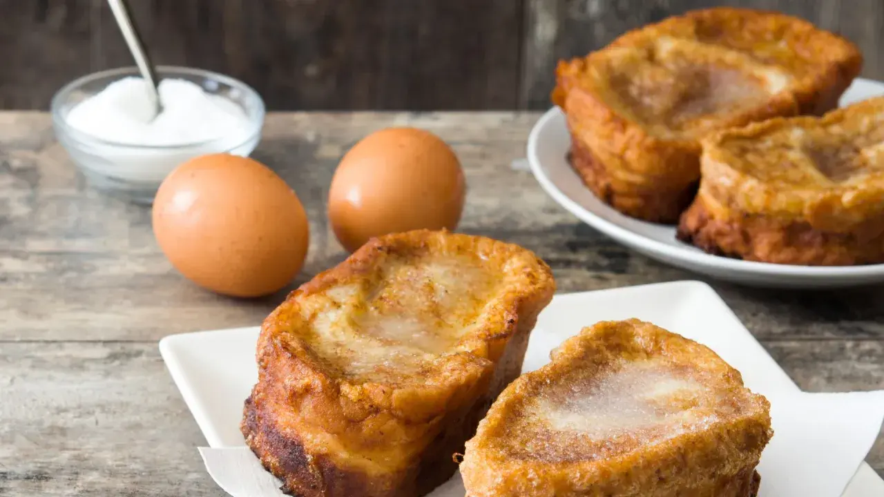 Torrijas caseras hechas con pan brioche, huevos y azúcar. Un dulce perfecto para disfrutar en cualquier momento.