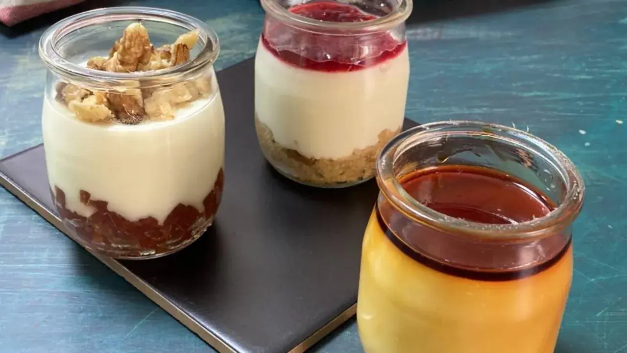 Tres postres individuales en frascos: uno con nueces y mermelada, otro con galleta y frutos rojos, y un flan de queso sin horno con caramelo.