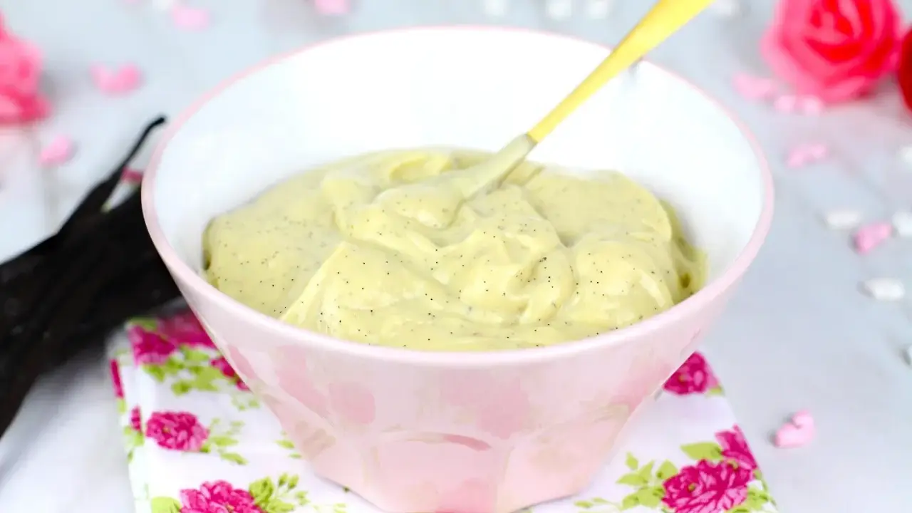 Crema pastelera casera, cremosa y con puntitos de vainilla, lista para disfrutar.