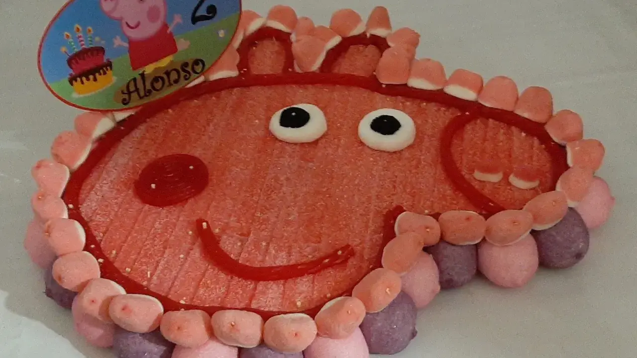 Tarta de chuches de Peppa Pig para el 2º cumpleaños de Alonso. ¡Una idea dulce para aprender como hacer una tarta de chuches de Peppa Pig!