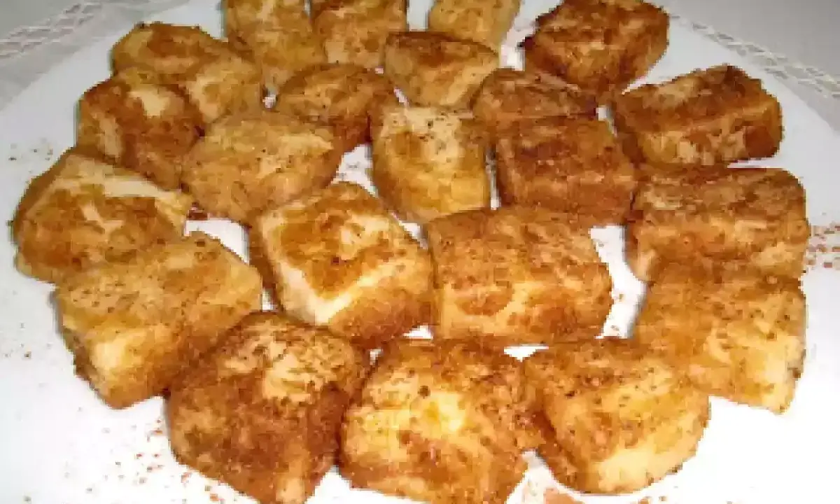 Deliciosa leche frita Thermomix, dorada y crujiente, espolvoreada con canela.