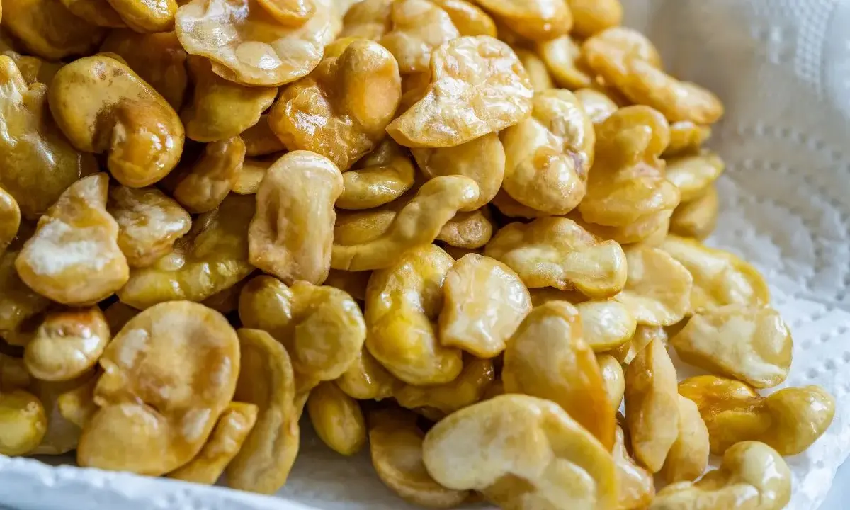 Un montón de habas fritas doradas y crujientes, listas para disfrutar como aperitivo.