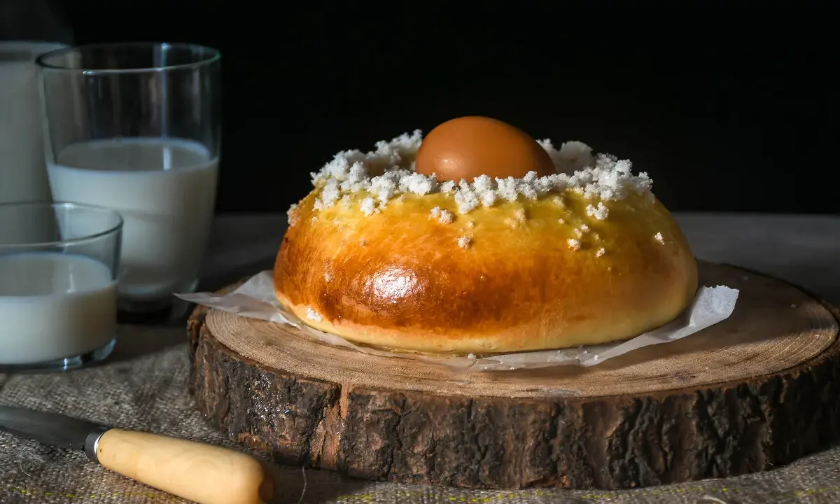 Mona de Pascua dorada con huevo cocido y azúcar, lista para disfrutar. Una delicia para tu receta.