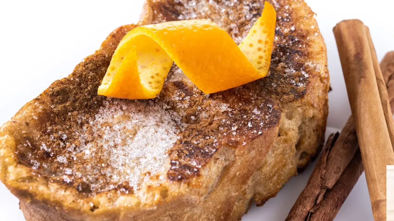 Torrijas caseras, perfectas para tu receta. Cubiertas de azúcar, canela y un toque de naranja.