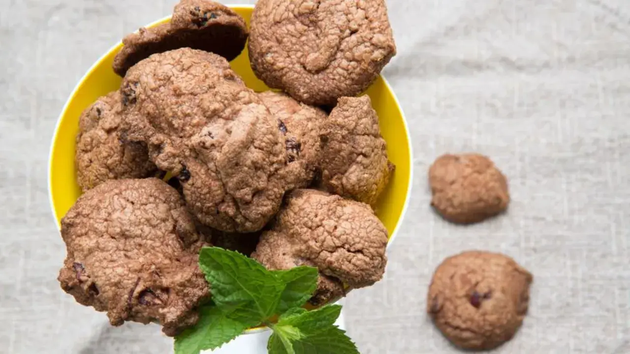 Galleta de chocolate con trozos de arándanos, perfecta para postres para picnic.