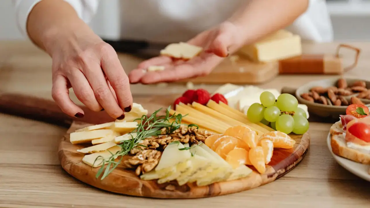 Tabla de quesos, frutas y frutos secos, ideal para un picoteo fácil y rápido.