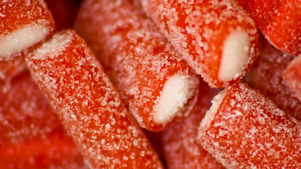 Dulces rojos con azúcar, como se hace el regaliz rojo.