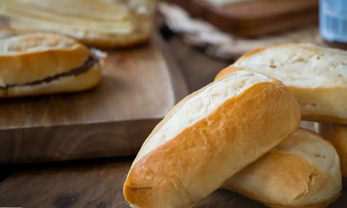 Pan de leche recién horneado, perfecto para tu próxima receta. Uno tiene relleno de chocolate.