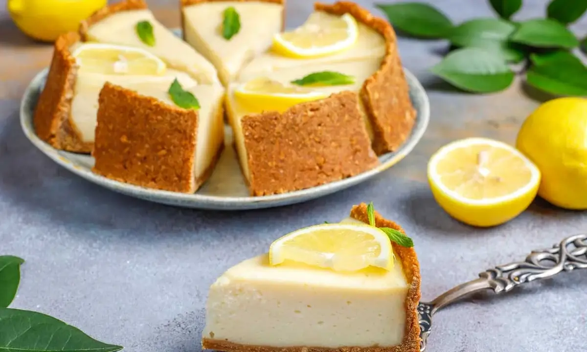 Un delicioso postre de limón con galletas, decorado con rodajas de limón y hojas de menta.