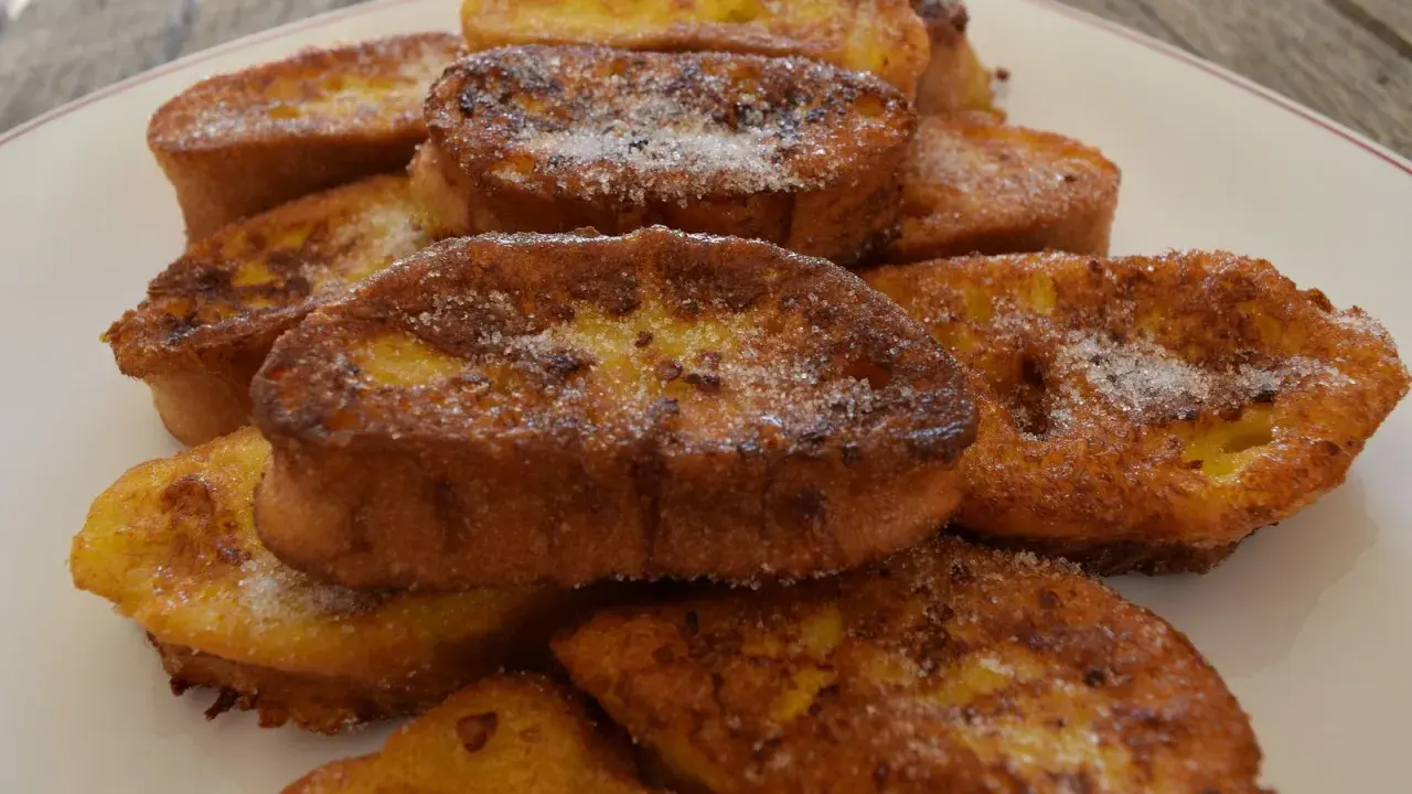 Torrijas de España, doradas y espolvoreadas con azúcar, un dulce tradicional.