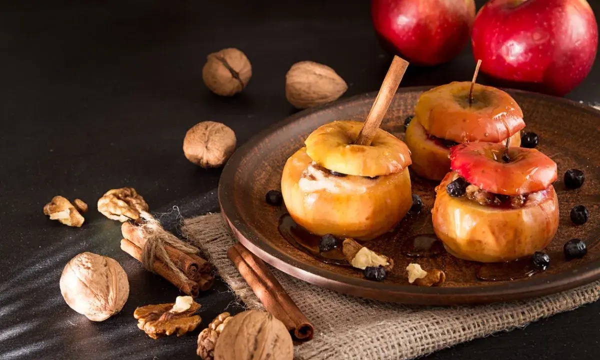 Manzanas al horno con canela y nueces, un postre casero y reconfortante.