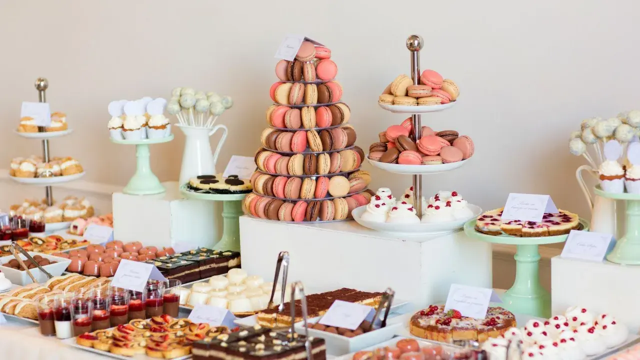 Mesa de dulces para boda: macarons, pasteles, cupcakes y más. ¡Ideas para como hacer un candy bar para boda inolvidable!