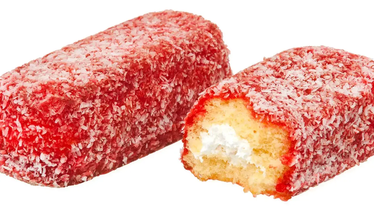 Dos pastelitos enrollados cubiertos de coco rallado y glaseado rojo, un clásico de los dulces de Estados Unidos.
