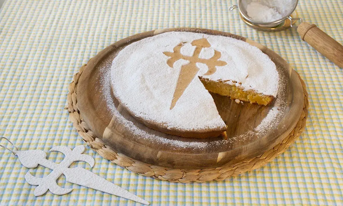 Tarta de Santiago, una de las chuches típicas de España, espolvoreada con azúcar glas y decorada con la Cruz de Santiago.