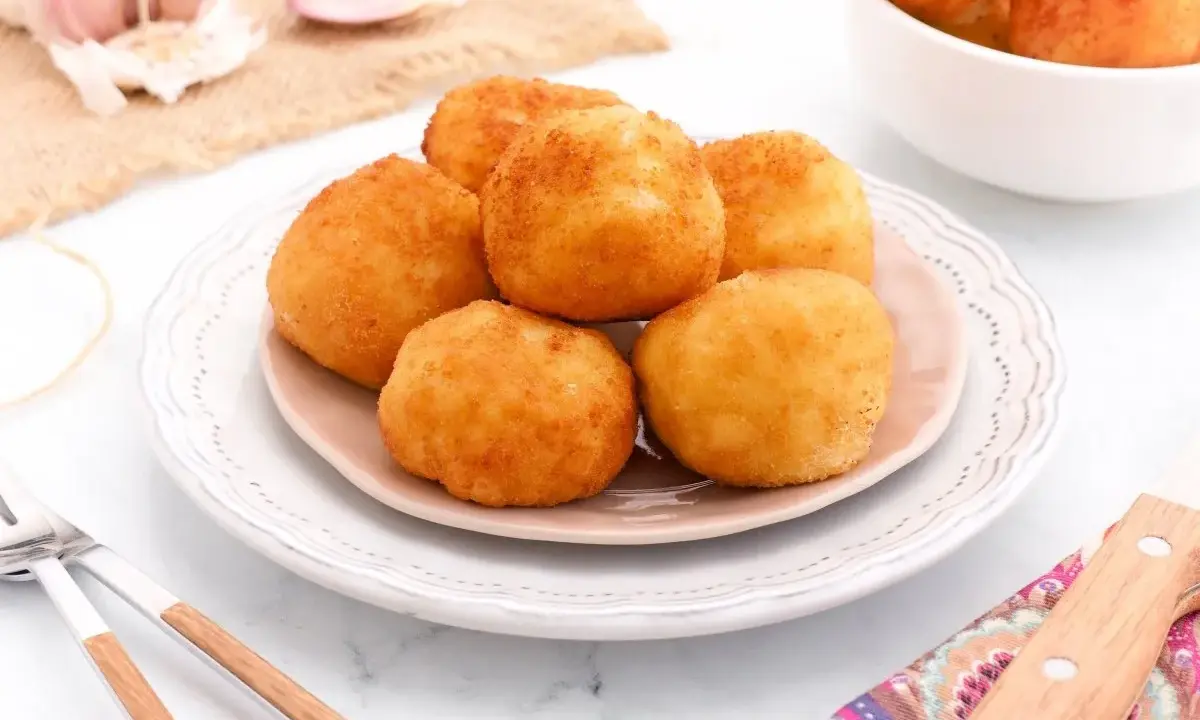 Deliciosas croquetas de gambas al ajillo, doradas y crujientes, listas para disfrutar.