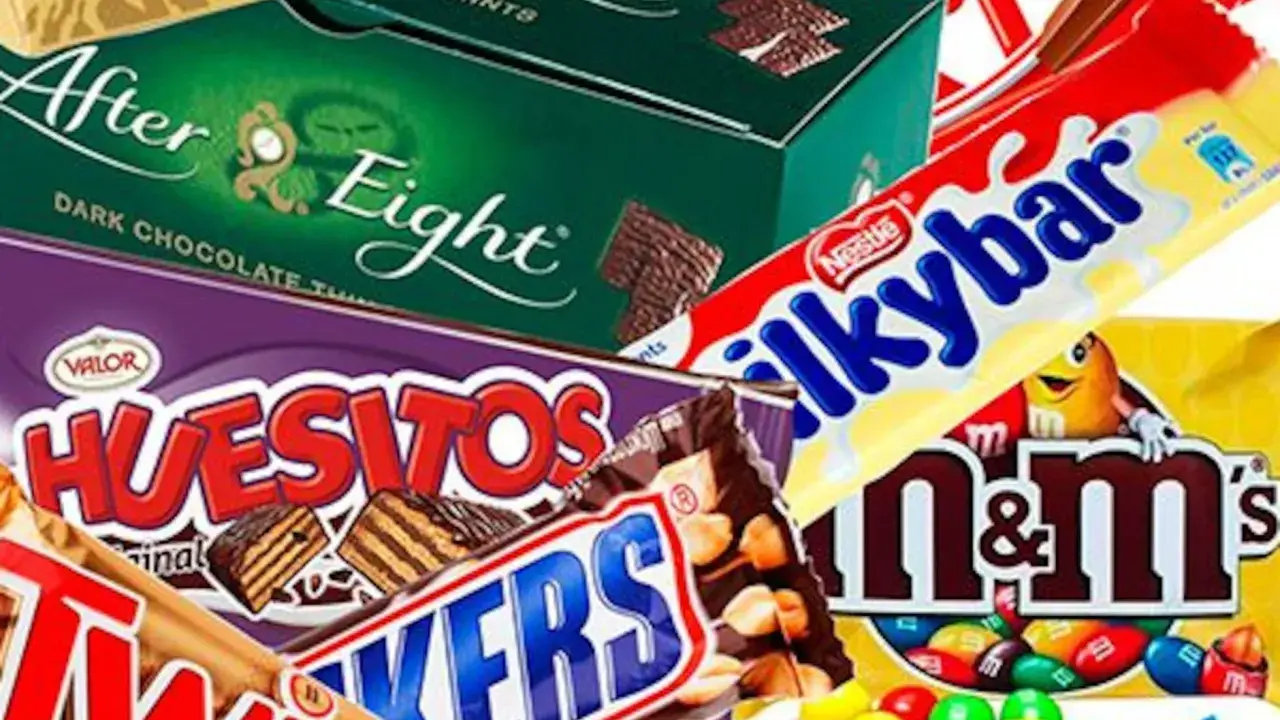 Un surtido de chocolatinas famosas: After Eight, Twix, Snickers, Huesitos, Milkybar y M&M's.