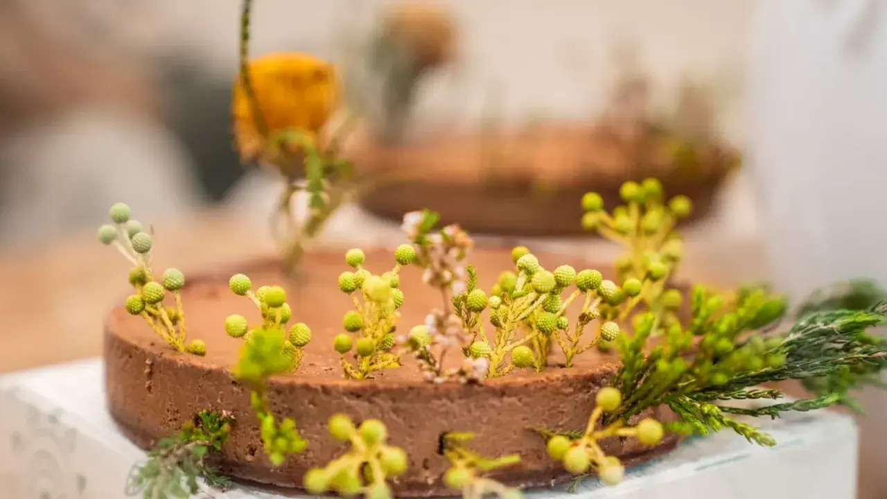 Tartas con formas de jardín, decoradas con flores y ramas verdes.
