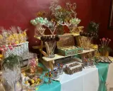 Mesa dulce para comunión de niño: palomitas, galletas, macarons, caramelos y cake pops. ¡Ideas dulces para un día especial!