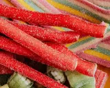 Palitos rojos cubiertos de azúcar y caramelos de colores, ¡así que llevan las chuches!