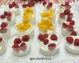 Deliciosos postres individuales con crema y frambuesas o mango, una alternativa chuches cumpleaños colegio perfecta.