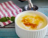 Crema catalana recién hecha con Thermomix, dorando el azúcar con un soplete. ¡Un postre perfecto!
