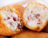 Croquetas cremosas con trocitos de jamón, listas para freír. Los ingredientes perfectos para unas croquetas caseras.
