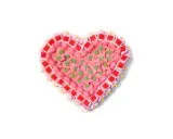 Corazón de tartas de chuches de San Valentín, decorado con flores rosas y detalles verdes.