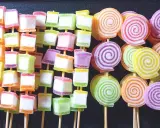 Un colorido ramo de chuches casero con nubes y gominolas en espiral, perfecto para una fiesta.
