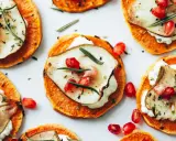 Deliciosas rodajas de boniato asado con queso cremoso, pera, granada y romero. Ideales para recetas con boniato.